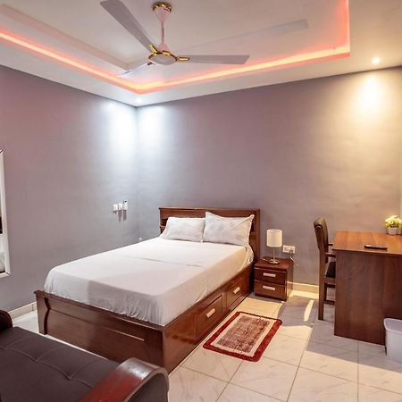 Bella Ella Hotel & Event Center Kasoa Екстер'єр фото